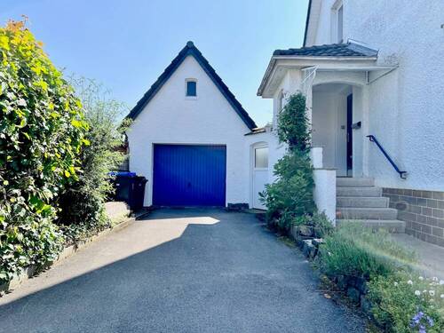 Hausansicht mit Eingang + Garage - 