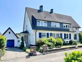 Hausansicht mit Eingang + Garage - 