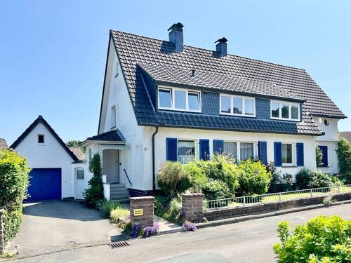 Hausansicht mit Eingang + Garage - 