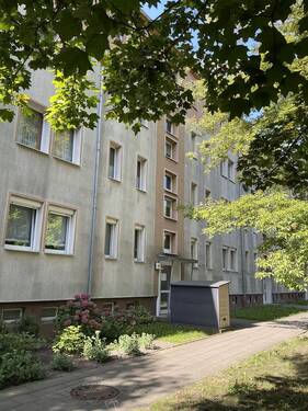 Außenansicht - Sanierte 3-Raumwohnung im 3. Obergeschoss zum Einzug bereit !