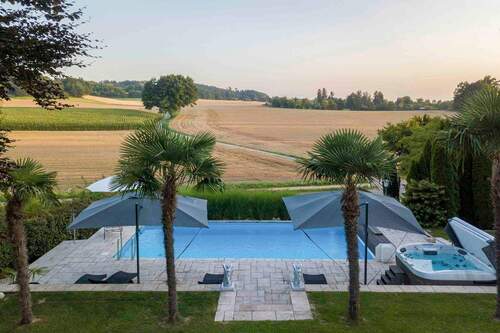 Pool mit Ausblick - 9 Zimmer Einfamilienhaus in Neusäß