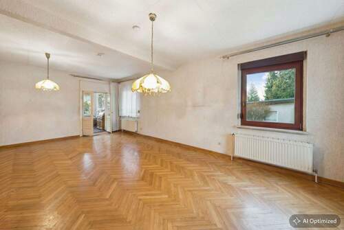 Blick ins Wohnzimmer mit Veranda - 1930er-Charme trifft auf vielfältige Möglichkeiten - mit großzügigem Garten und Raum für Ideen