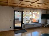 Heller Wohnbereich mit Zugang zum sonnigen Balkon - 