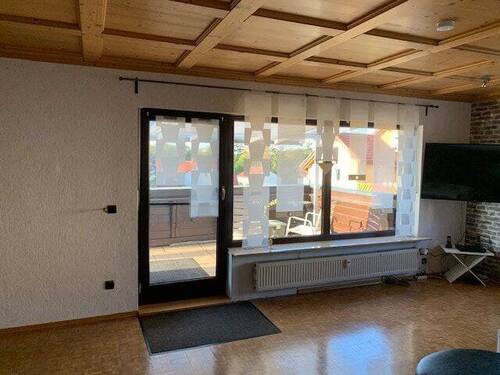 Heller Wohnbereich mit Zugang zum sonnigen Balkon - 