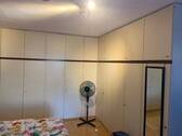 Schlafzimmer mit großem Einbauschrank - 