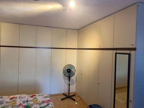 Schlafzimmer mit großem Einbauschrank - 