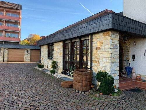 Eingangsbereich mit Garagen - 