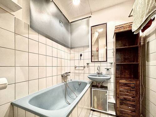 Innenliegendes Badezimmer mit Badewanne - Etagenwohnung mit 36,00 m² in Düsseldorf zum Kaufen