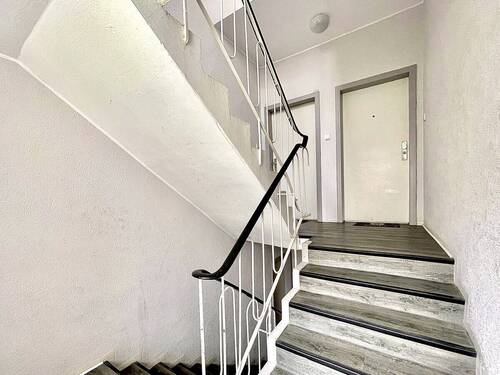 Helles und gepflegtes Treppenhaus - 