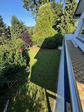 7 Blick in den weiteren Garten - 4 Zimmer Etagenwohnung in Saarbrücken