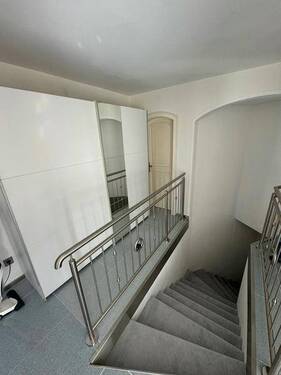 11 Kellertreppe und Durchgang zu hinterer Terrasse - 