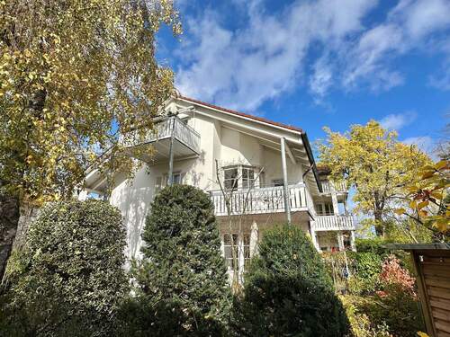 Hausansicht - Stilvolle 3-Zimmerwohnung in Grünwald mit großem Südbalkon
