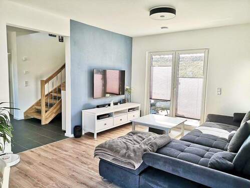 Wohnzimmer mit direktem Terrassenzugang - Einfamilienhaus mit 106,00 m&sup2; in Vohenstrauß zum Kaufen