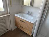 ...mit Waschtischunterschrank und Spiegelschrank - 