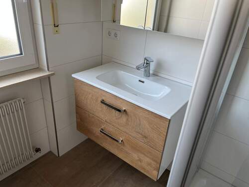 ...mit Waschtischunterschrank und Spiegelschrank - 
