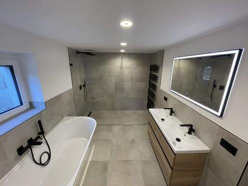 Bad - Hochwertige 3-Zimmer-Souterrain-Wohnung mit Terrasse, Garten und Stellplatz