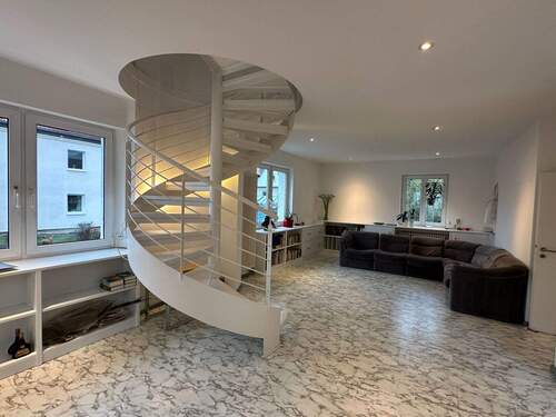 Wohnbereich mit Wendeltreppe - 