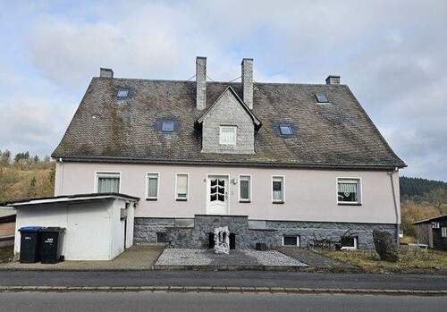 Ansicht Haus - Großzügiges und geräumiges Zweifamilienhaus mit viel Nutzfläche - Ideal für gewerbliche Nebenutzung