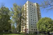 Außenansicht - Freie 2-Zimmer-Wohnung mit Balkon im 5. Obergeschoss!