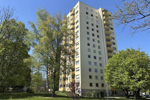 Außenansicht - Freie 2-Zimmer-Wohnung mit Balkon im 5. Obergeschoss!