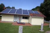 Seitenansicht m. Photovotaikanlage - 4 Zimmer Mehrfamilienhaus, Wohnhaus zum Kaufen in Otterndorf