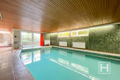 Spabereich mit beheiztem Schwimmbecken mit Gegenstromanlage - 