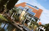 Helligkeit durch viel Glas - Architektenhaus mit wunderschönem mediterranem Garten!