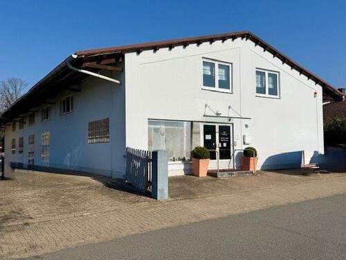 Ansicht von der Straße - **Gewerbehalle mit Büroräume - vielseitig nutzbar**