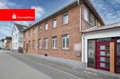 Straßenansicht - Zweifamilienhaus mit Gewerbe (Schreinerei) in Schaafheim