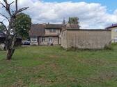 Rückansicht Einfamilienhaus und Nebengelass - 