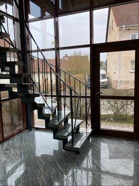 ...hell & freundliches Treppenhaus - Zugang zum Pensionsbereich - Mehrfamilienhaus, Wohnhaus mit 150,00 m&sup2; in Grabfeld zum Kaufen