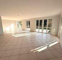 Exklusives Wohnen im Grünen! Sehr schöne 4 Zi. Erdgeschosswohnung mit traumhaften Garten und großzügigen Grundriss im - Stadtteil Gaismannshof - Nürnberg