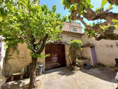 Hof mit Tor und Steinbecken - 1 Zimmer Mehrfamilienhaus, Wohnhaus zum Kaufen in Carpentras