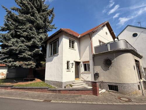 Ansicht von der Straße - **Sanierungsbedürftiges Wohnhaus mit Nebengebäude im Ortskern von Freigericht-Somborn**
