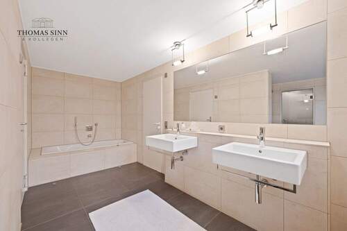 UG: Bad mit Wanne und... - 