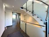 modernes Treppenhaus mit Aufzug - 
