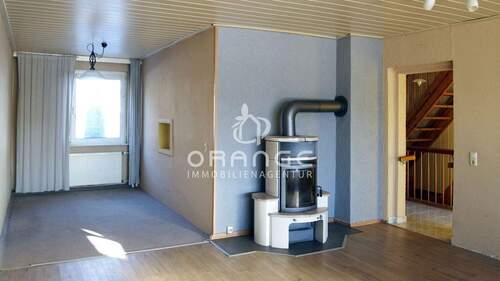 Wohnzimmer mit Durchreiche zur Küche und Zugang zur Terrasse - Reihenmittelhaus mit 115,00 m&sup2; in Dobbertin zum Kaufen