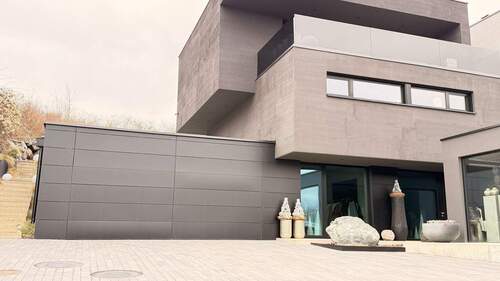 Hausansicht Auffahrt - 5 Zimmer Mehrfamilienhaus, Wohnhaus zum Kaufen in Hallstadt