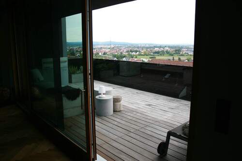 Blick auf die Dachterrasse - 5 Zimmer Mehrfamilienhaus, Wohnhaus in Hallstadt