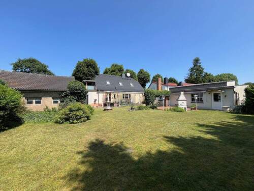 Außenansicht Garage, Nebengebäude und Wohnhaus - 5 Zimmer Einfamilienhaus zum Kaufen in Lindthal