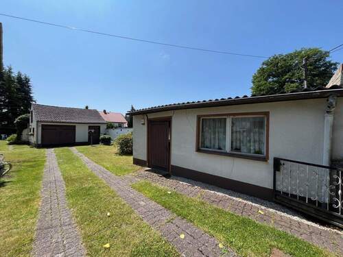 Einfahrt mit Garage - Einfamilienhaus mit 137,00 m&sup2; in Lindthal zum Kaufen