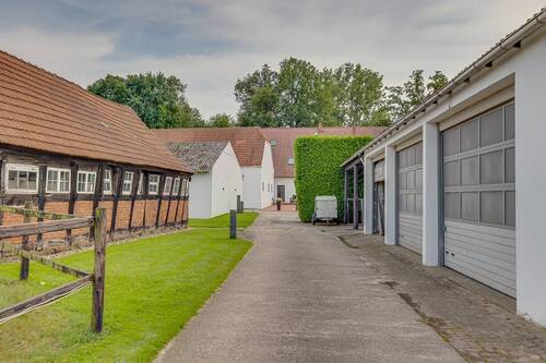 Garagenhof mit PKW Stellplätze - 