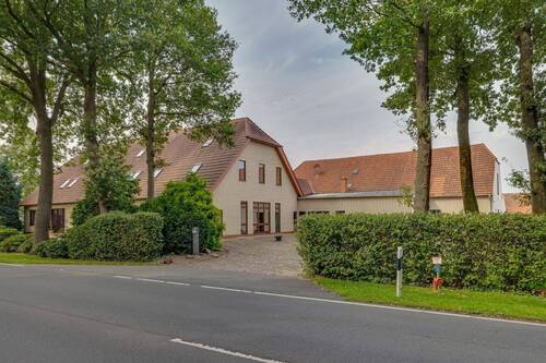 Straßenansicht - Geräumiges ZFH mit riesigem Grundstück, div. Nebengebäuden, Pferdeboxen, Reitplätzen, Ställen uvm.