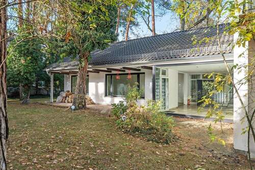 Nach Süden zum Garten ausgerichtete, überdachte Terrasse - 4 Zimmer Einfamilienhaus zum Kaufen in Berlin