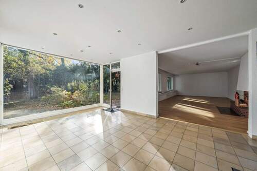 Weitläufiges Entrée mit großzügiger Fensterfront - Einfamilienhaus mit 175,00 m&sup2; in Berlin zum Kaufen