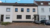 Haus Front VP - Gepflegtes Reihenmittelhaus mit 2 Wohneinheiten und Garten in Saarlouis-Roden
