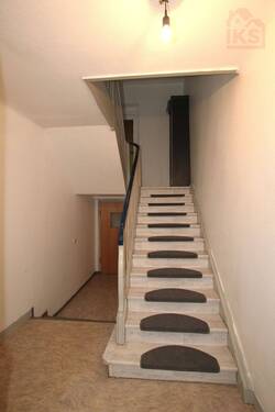 EG Treppe - 9 Zimmer Reihenmittelhaus in Saarlouis