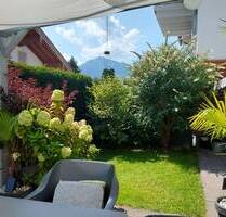Rarität! Hochwertige 3-Zi.-EG-Whg. mit 2 überdachten Terrassen und eigenem Garten in Grassau im Chiemgau!