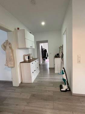 Flur - Etagenwohnung mit 90,00 m² in Gomaringen-Stockach zur Miete