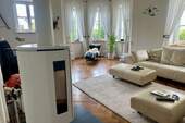 Wohnzimmer mit Holzofen - Etagenwohnung mit 149,00 m&sup2; in Landsberg zur Miete